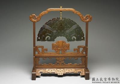 图片[2]-Jade huang ornament with dragon pattern with wood stand, Qing dynasty (1644-1911)-China Archive